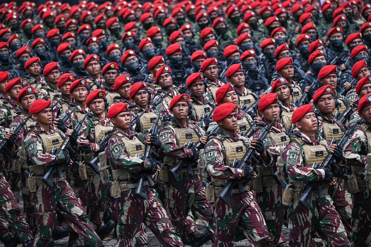 Sejumlah prajurit Komando Pasukan Khusus (Kopassus) mengikuti defile pasukan saat gladi bersih Hari Ulang Tahun (HUT) ke-80 Tentara Nasional Indonesia (TNI) di Monas, Jakarta, Jumat (3/10/2025). (ANTARA FOTO/Fauzan)
