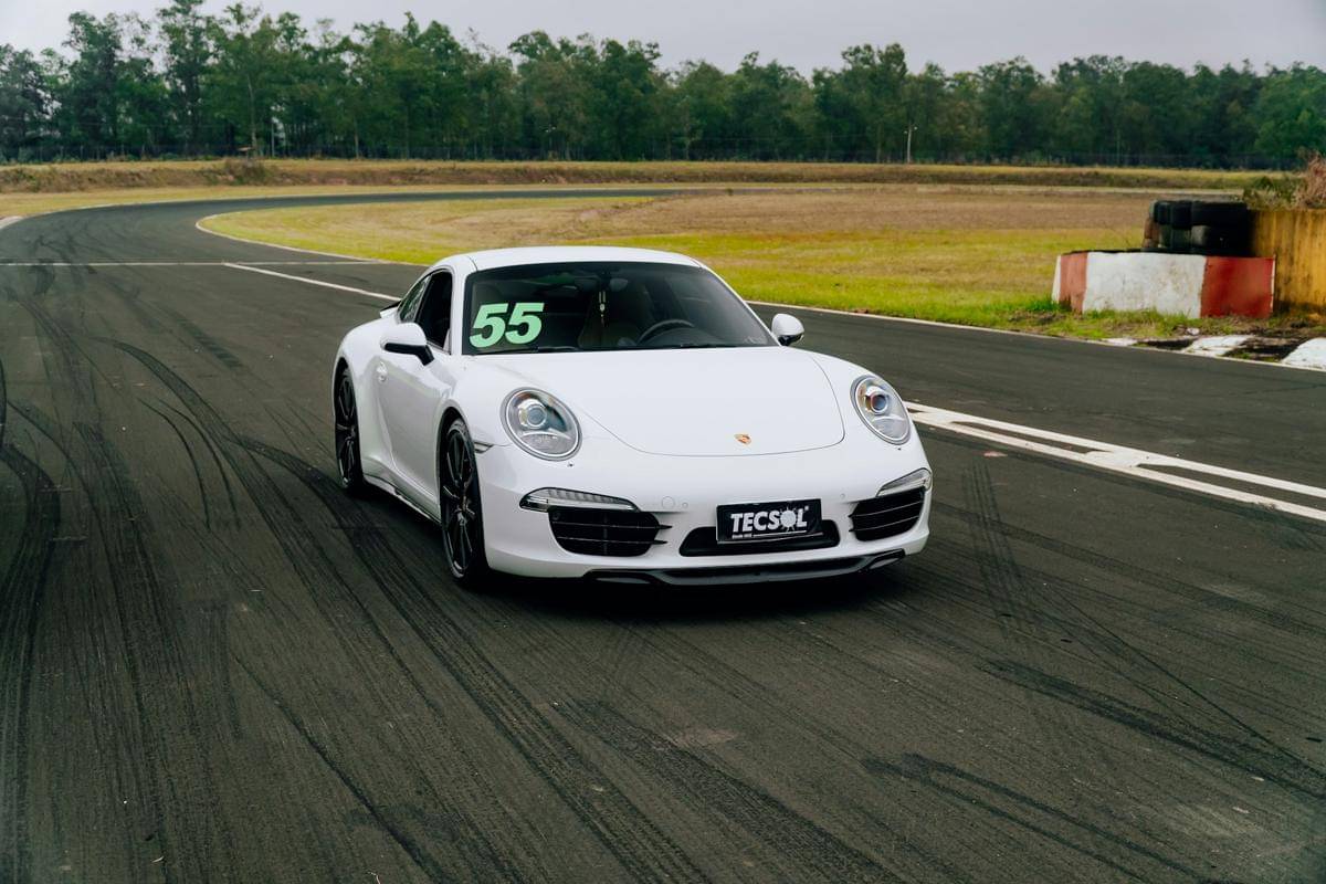 ilustrasi mobil sport (unsplash.com/Willian Cittadin)