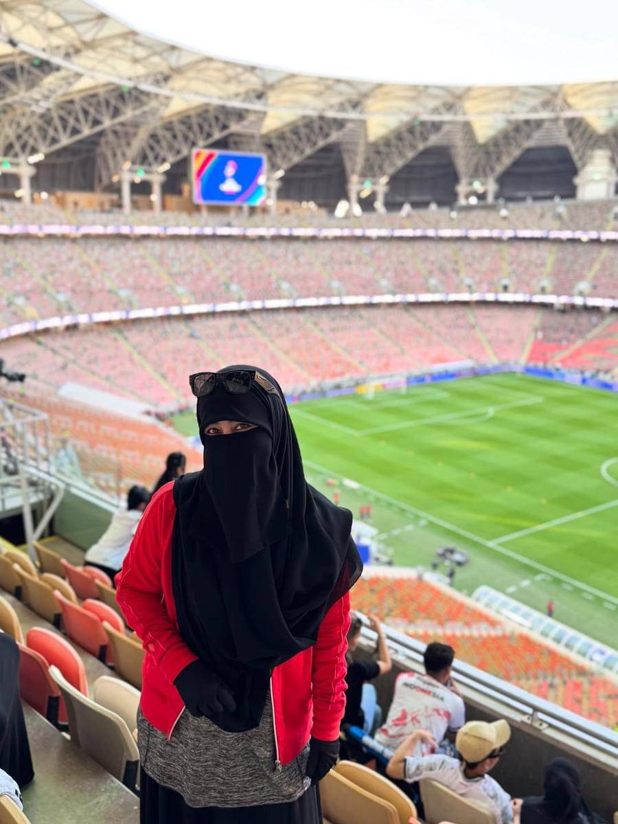 potret ummi Pipik nonton timnas di Jeddah