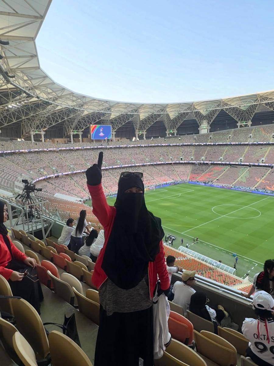 potret ummi Pipik nonton timnas di Jeddah