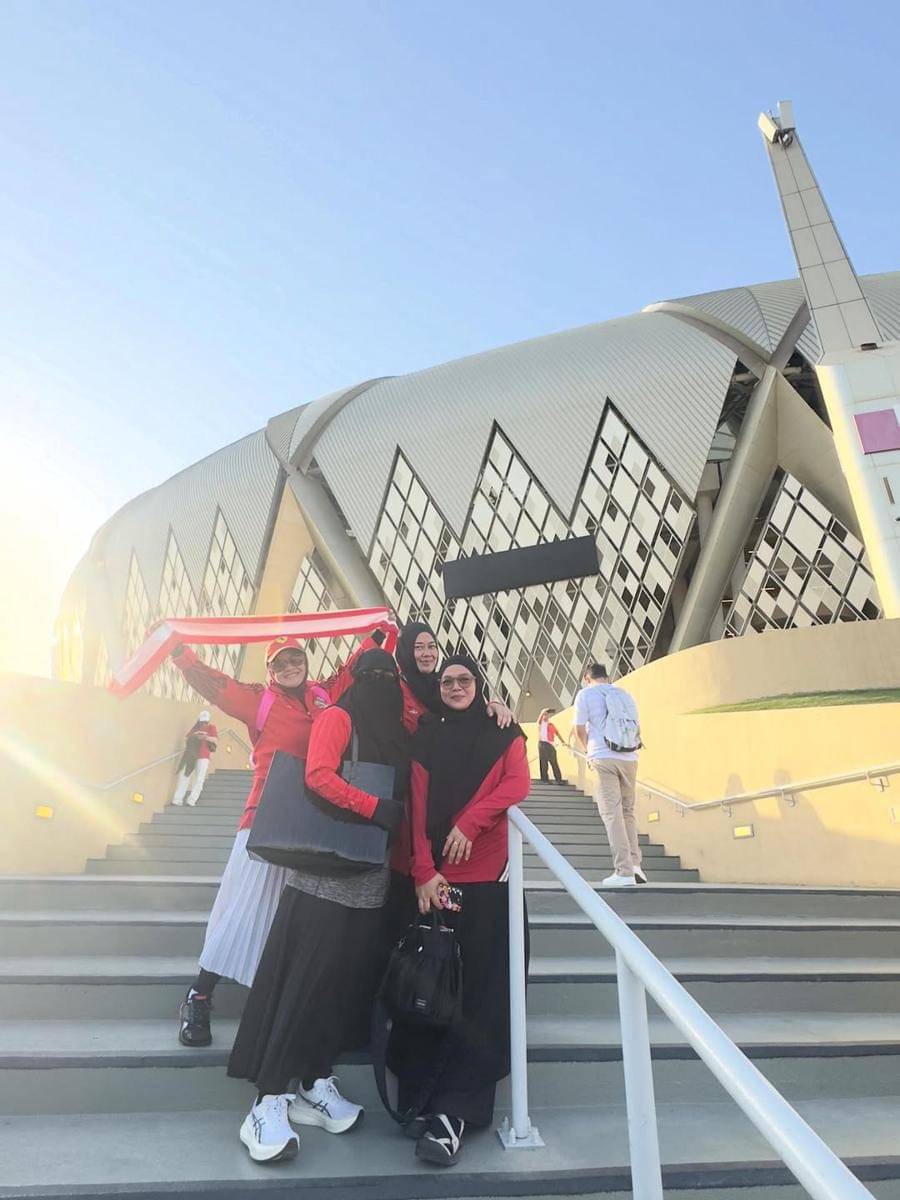 potret ummi Pipik nonton timnas di Jeddah