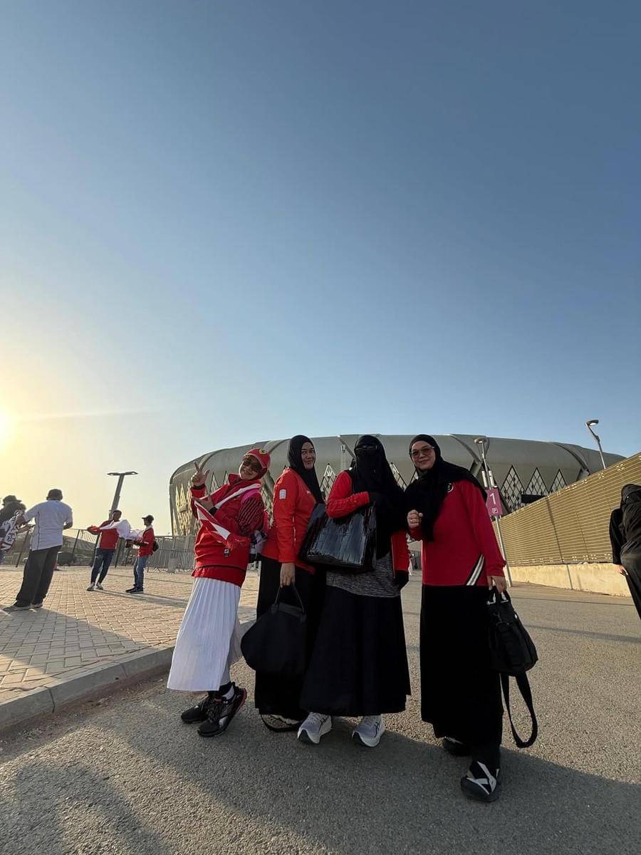 potret ummi Pipik nonton timnas di Jeddah