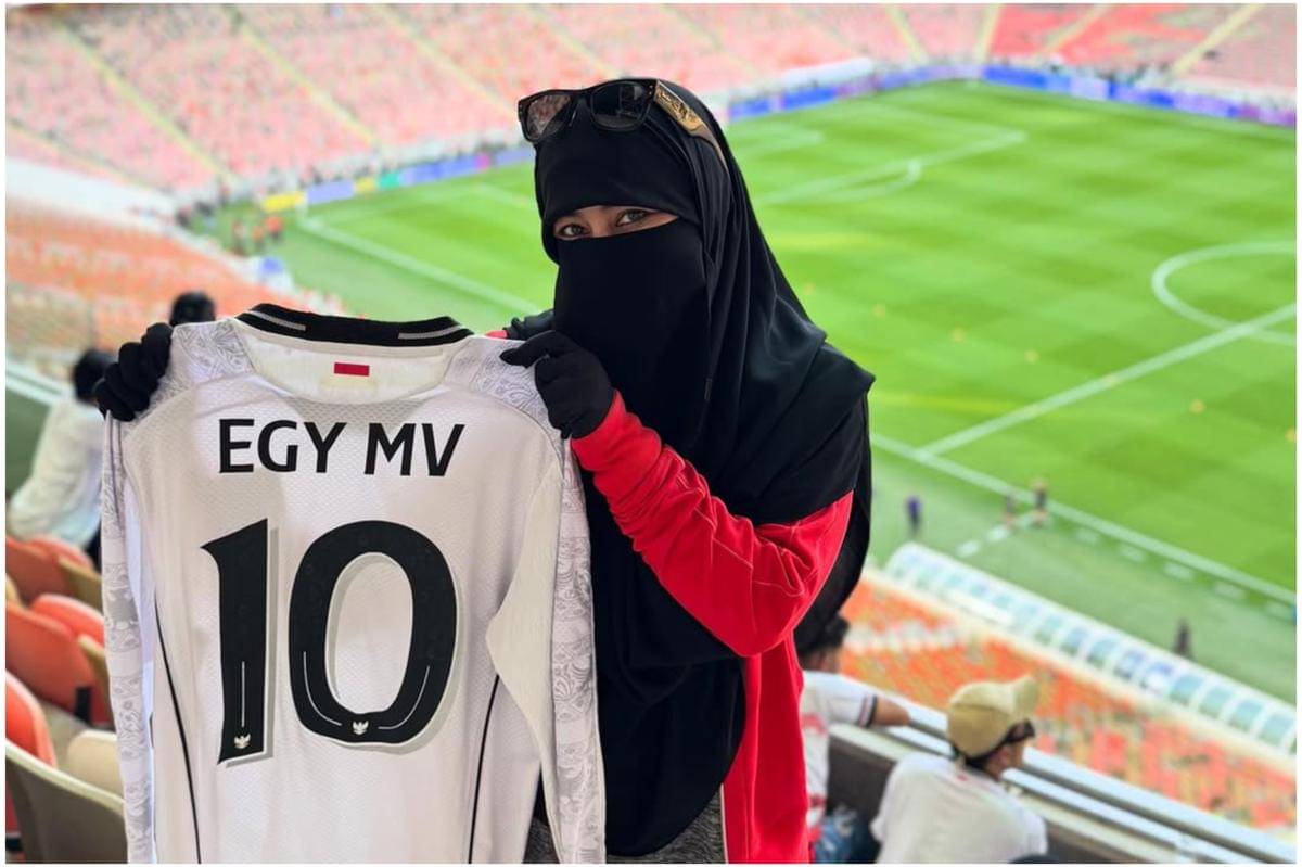 potret ummi Pipik nonton timnas di Jeddah 
