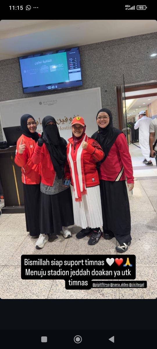 potret ummi Pipik nonton timnas di Jeddah