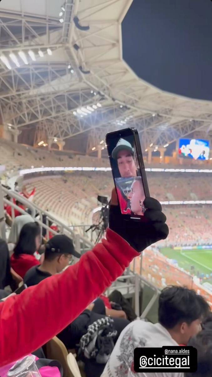 potret ummi Pipik nonton timnas di Jeddah