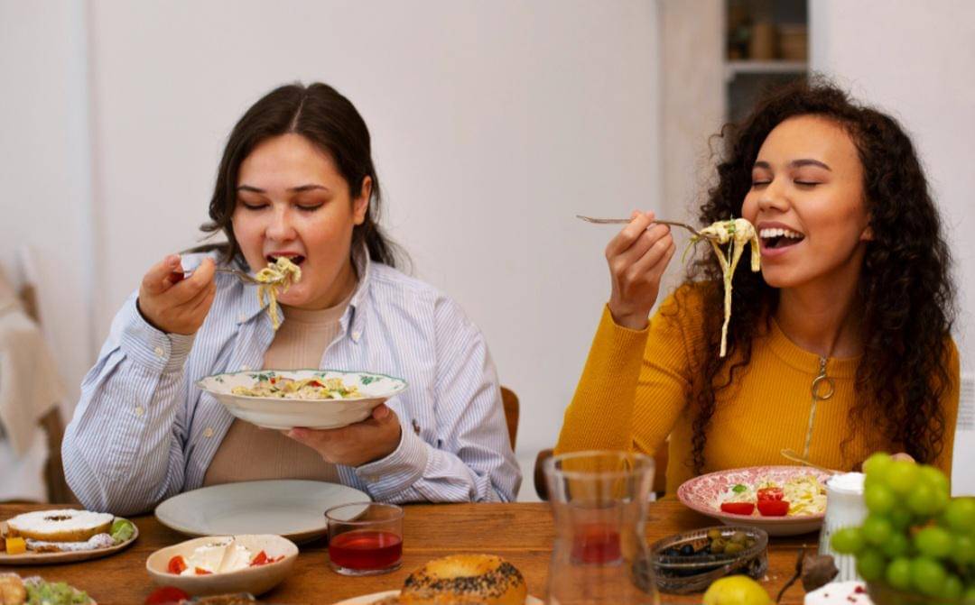 ilustrasi orang makan (freepik.com/freepik)