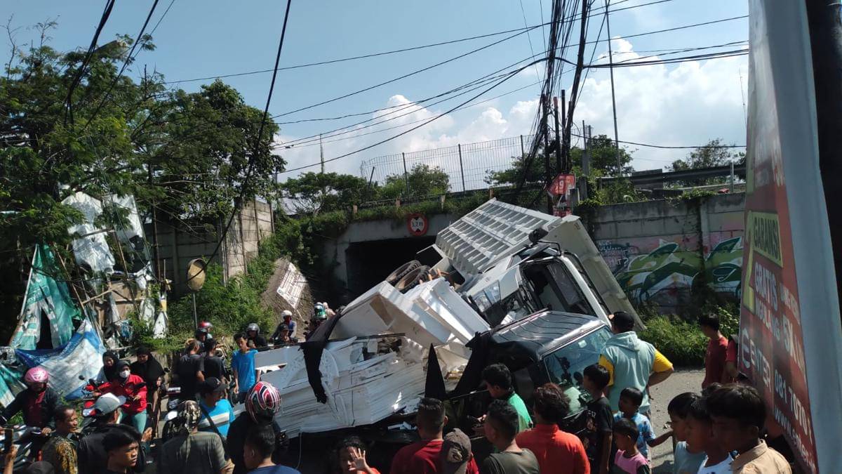 Dump truk terjun bebas dari tol