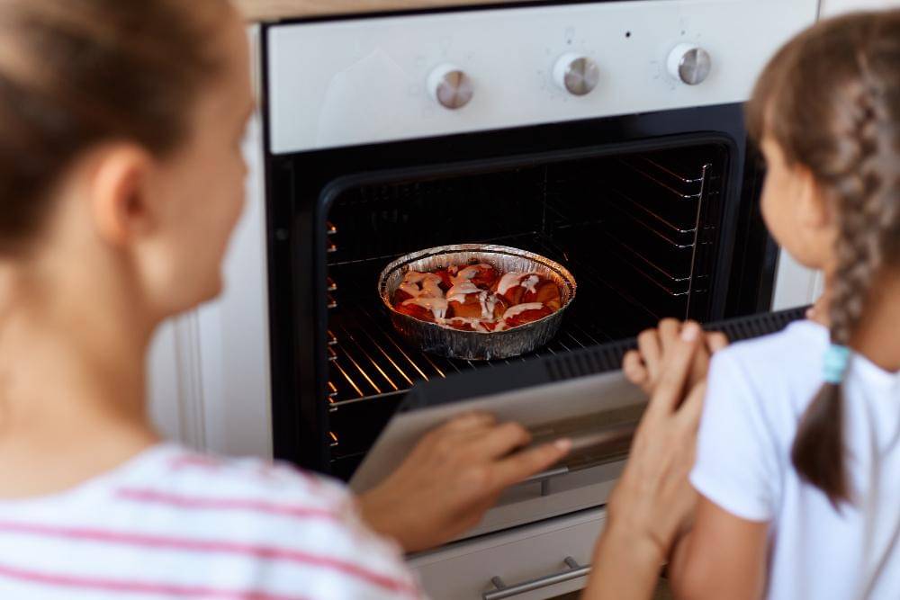 ilustrasi memanggang daging di oven (freepik.com/user18526052)
