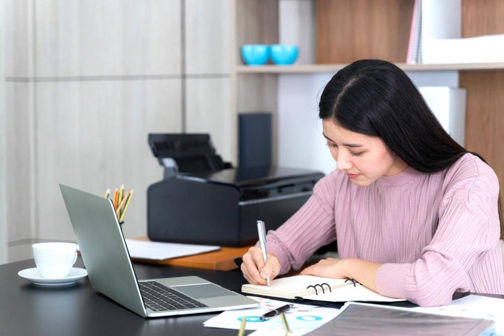 ilustrasi perempuan menulis daftar prioritas