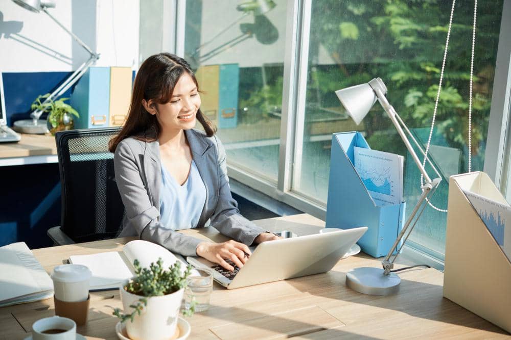 ilustrasi perempuan bekerja