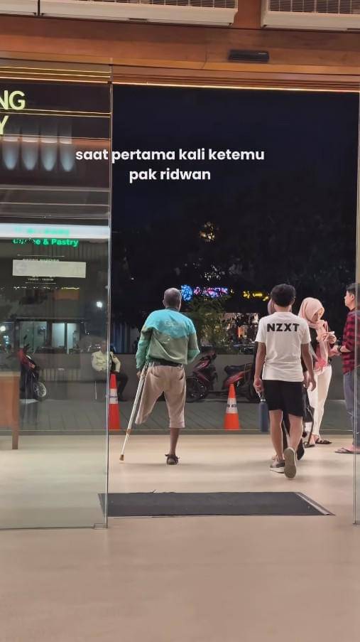 Clara Shinta Beri Bantuan Kaki Palsu (instagram.com/clarashintareal)