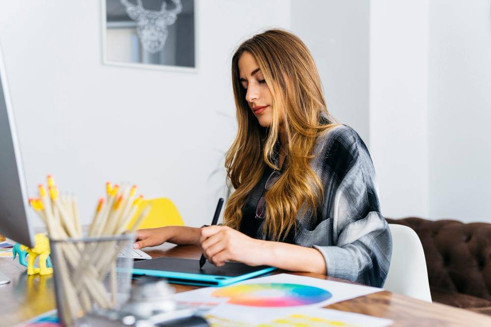 ilustrasi perempuan membuat design