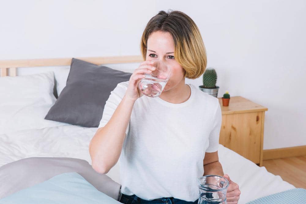ilustrasi perempuan minum air putih 