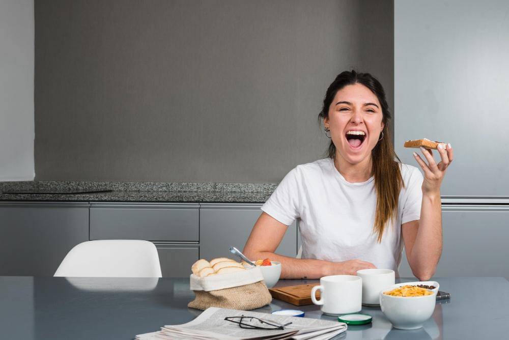 ilustrasi perempuan sarapan (freepik.com/freepik)