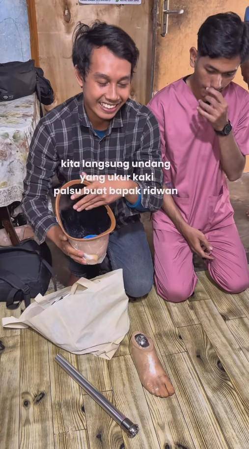 Clara Shinta Beri Bantuan Kaki Palsu (instagram.com/clarashintareal)