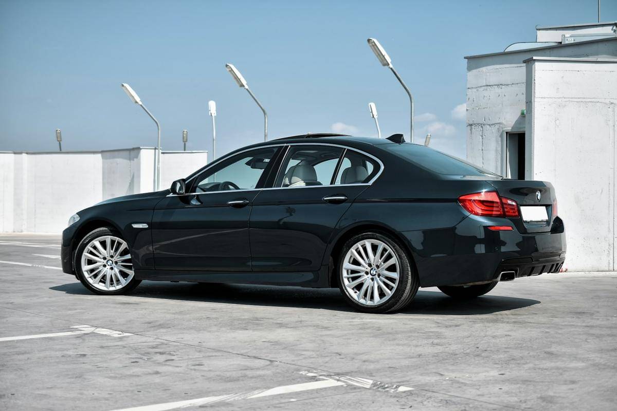 ilustrasi mobil sedan (unsplash.com/Arteum.ro)