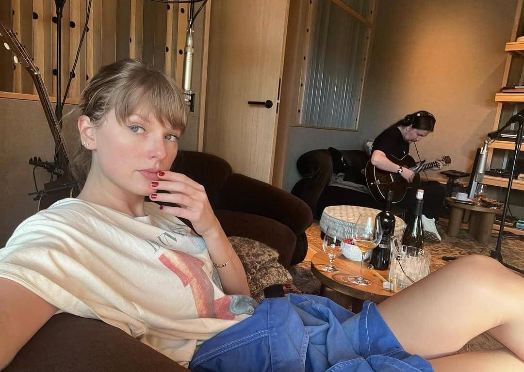 Taylor Swift saat memproduksi album The Life of a Showgirl