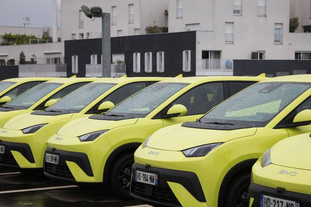 Mobil listrik BYD Co. tipe Dolphin Surf yang diperkenalkan di Paris pada Rabu (21/5/2025)