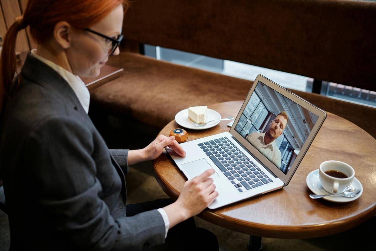 ilustrasi bangun networking profesional 