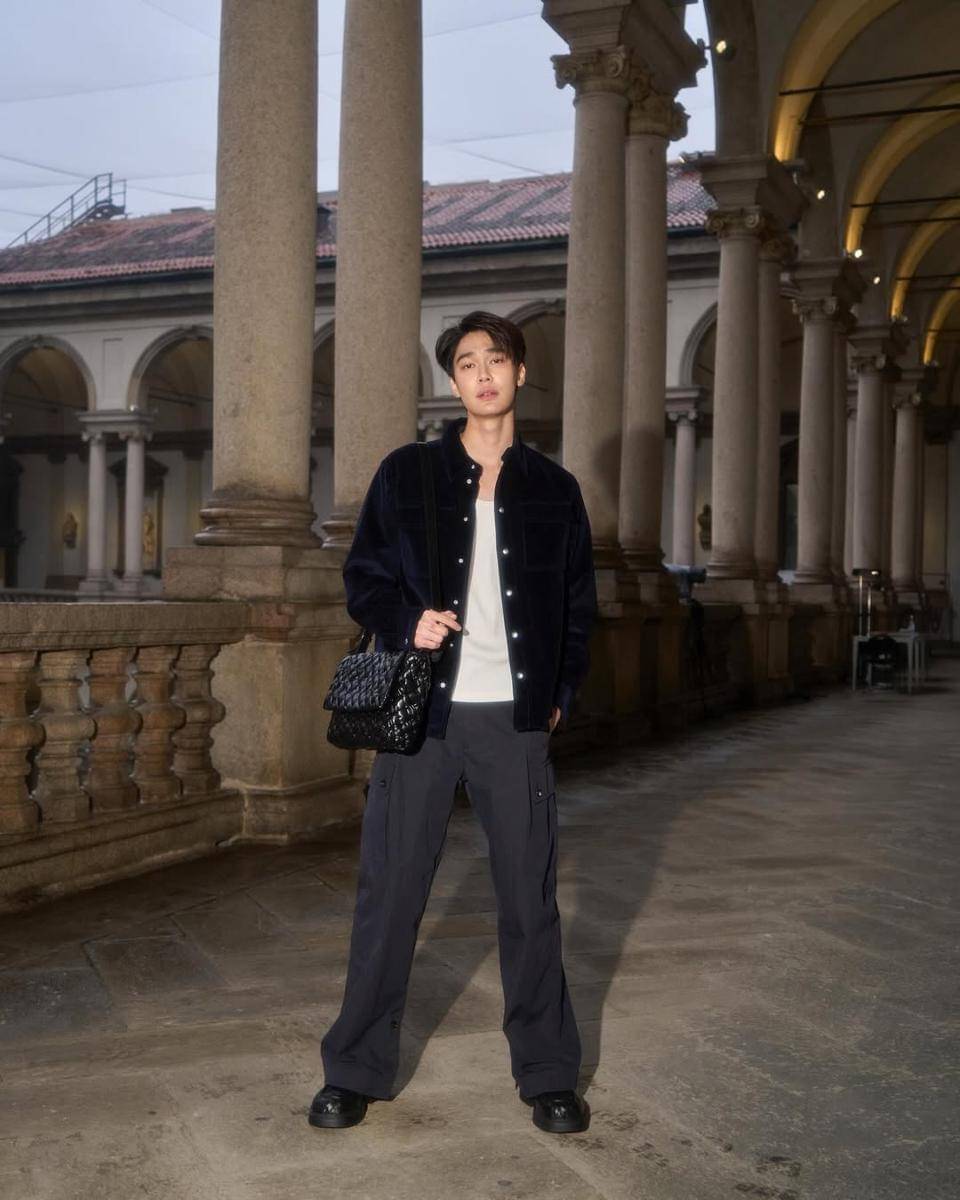 styling sneakers hitam ala Dew Jirawat (Instagram.com/dew_jsu)