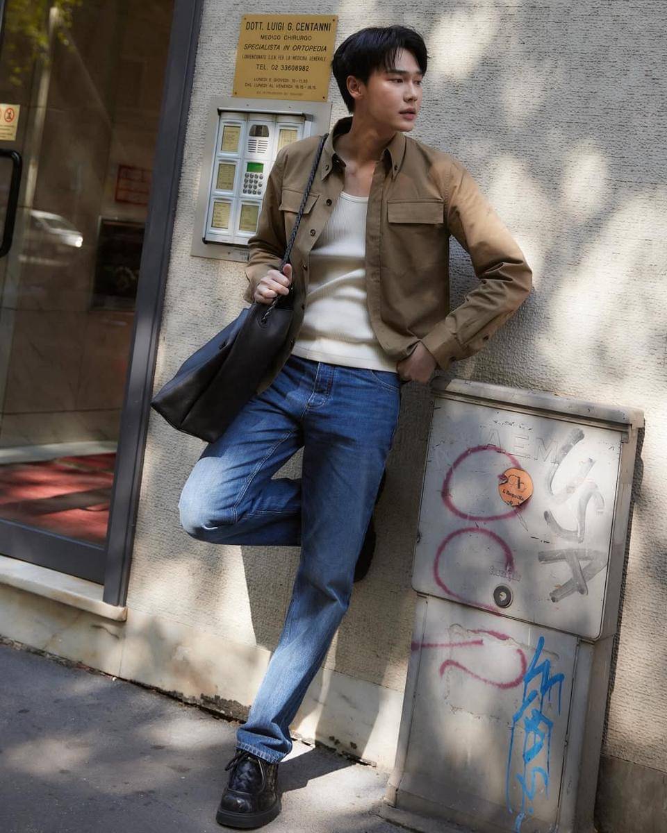 styling sneakers hitam ala Dew Jirawat (Instagram.com/dew_jsu)