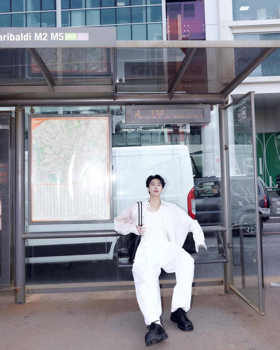 styling sneakers hitam ala Dew Jirawat (instagram.com/dew_jsu)