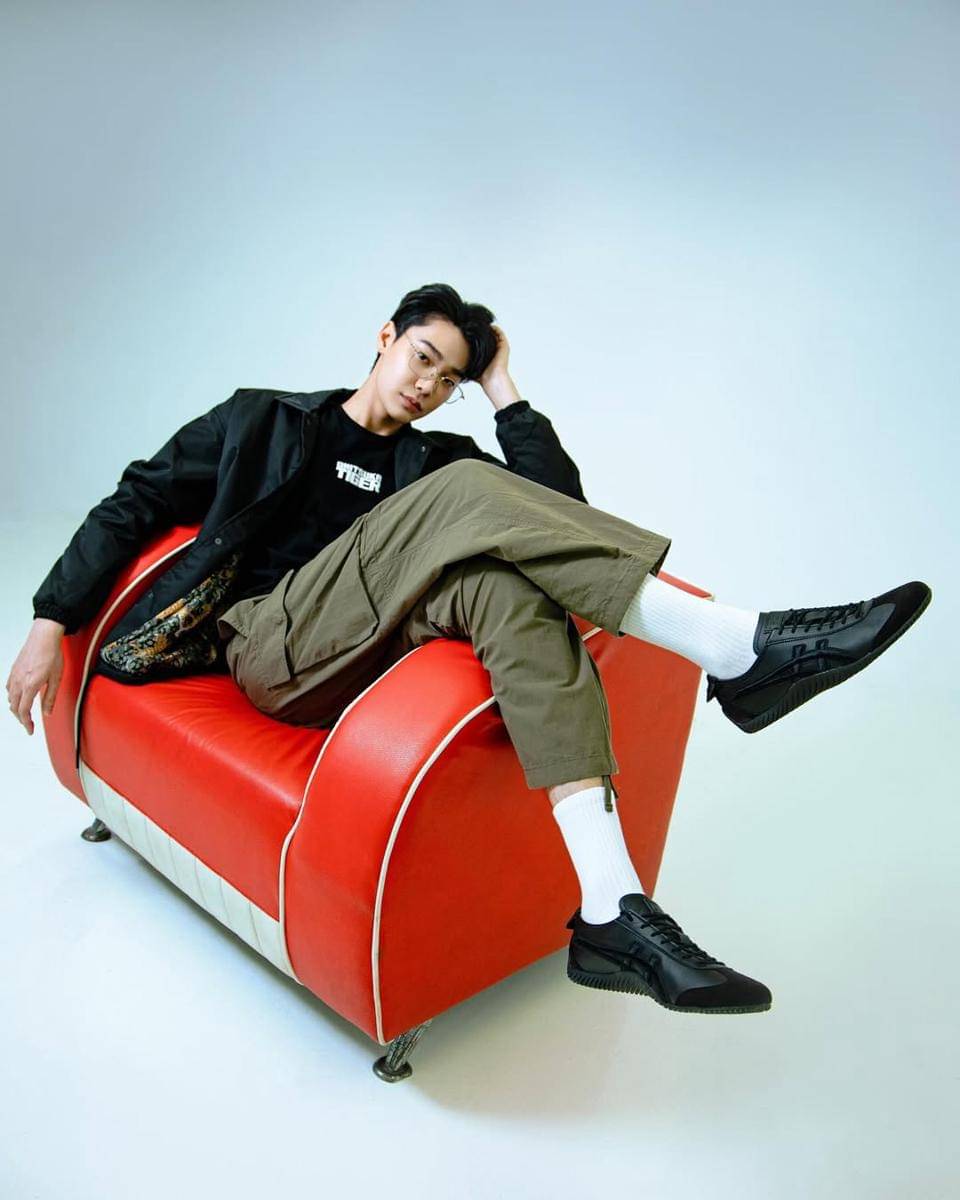 styling sneakers hitam ala Dew Jirawat (instagram.com/dew_jsu)