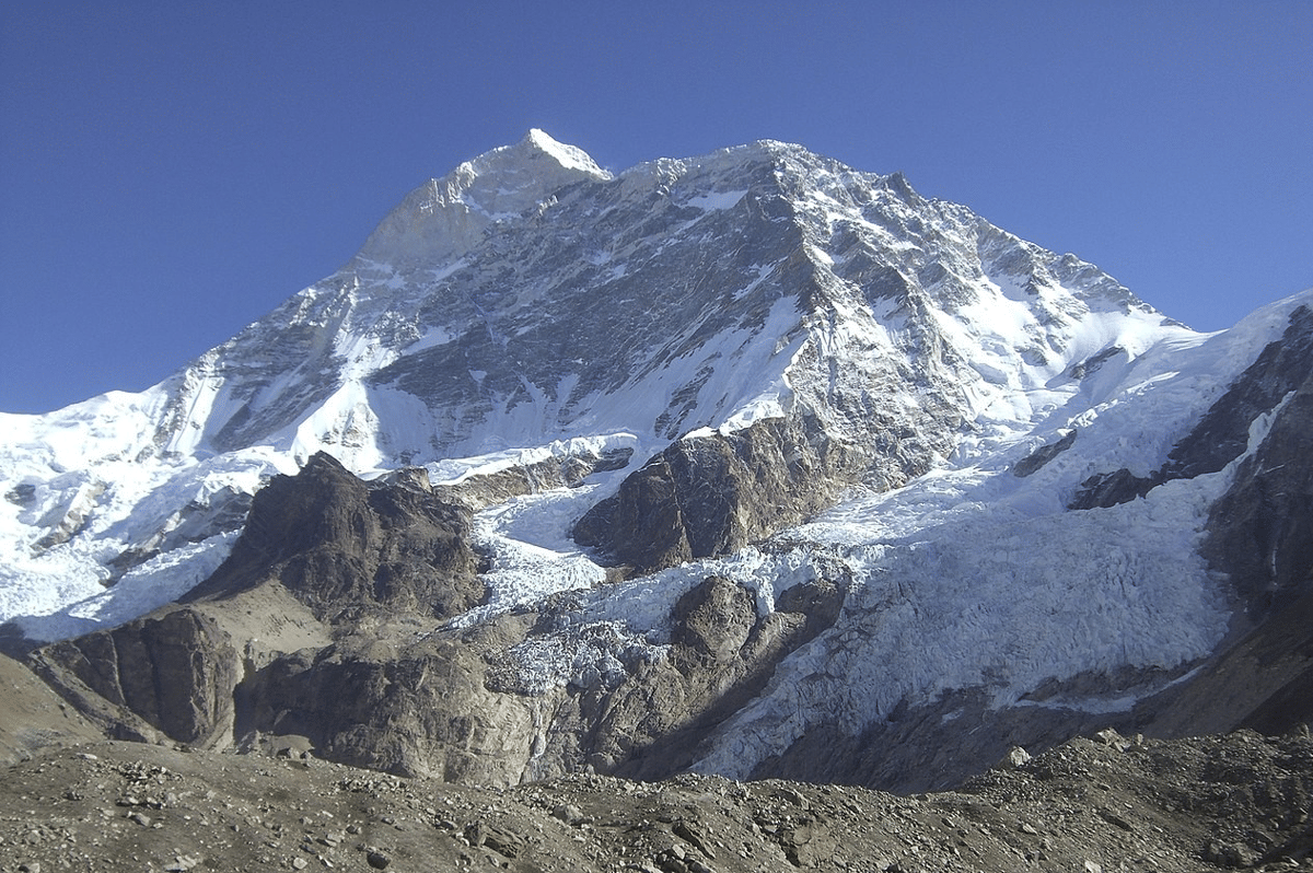 Gunung Makalu (commons.wikimedia.org/Indra Rai)