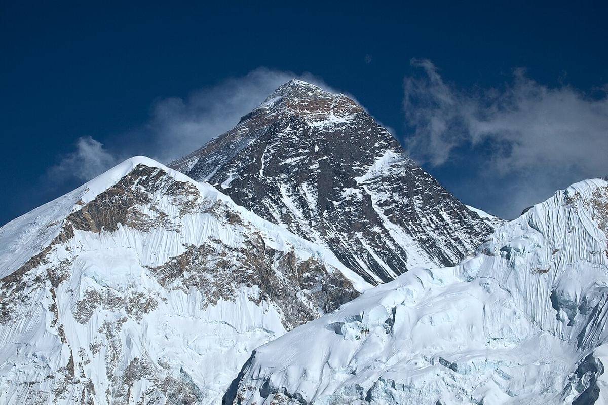 Gunung Everest (commons.wikimedia.org/Vyacheslav Argenberg)
