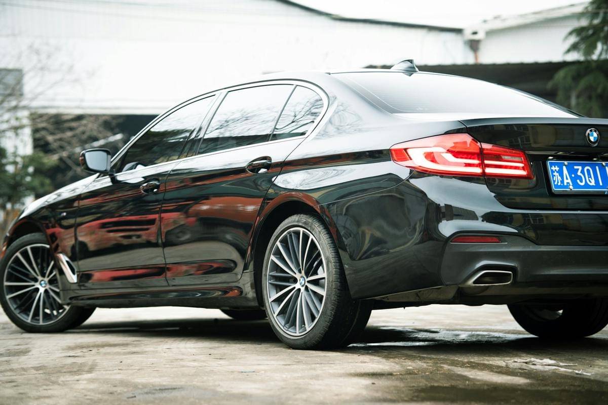 ilustrasi mobil sedan (unsplash.com/Eyosias G)