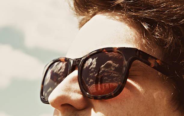 ilustrasi kacamata wayfarer (pexels.com/R-J-Seymour)
