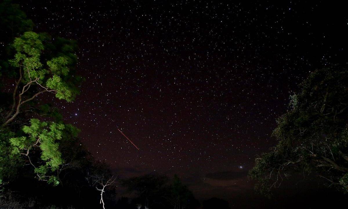 ilustrasi meteor jatuh ke Bumi