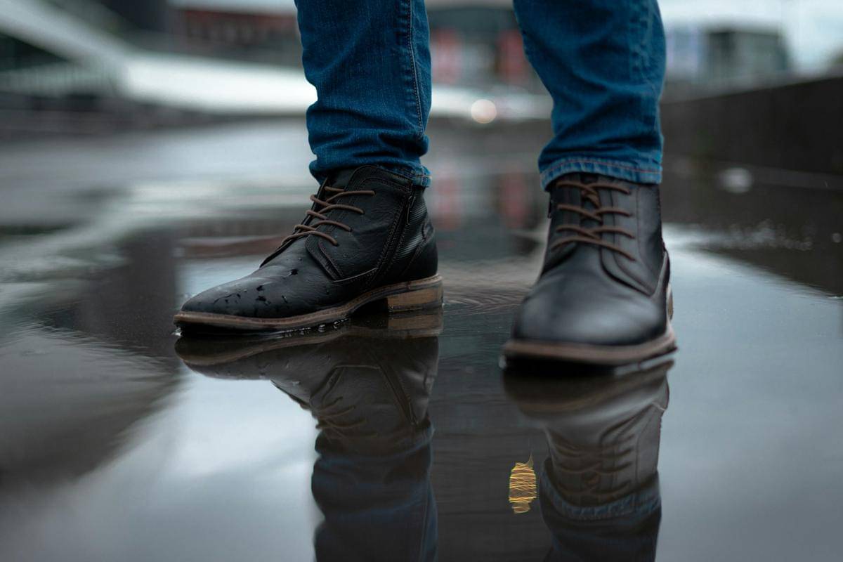 ilustrasi sepatu derby (unsplash.com/Lukas Kaufmann)