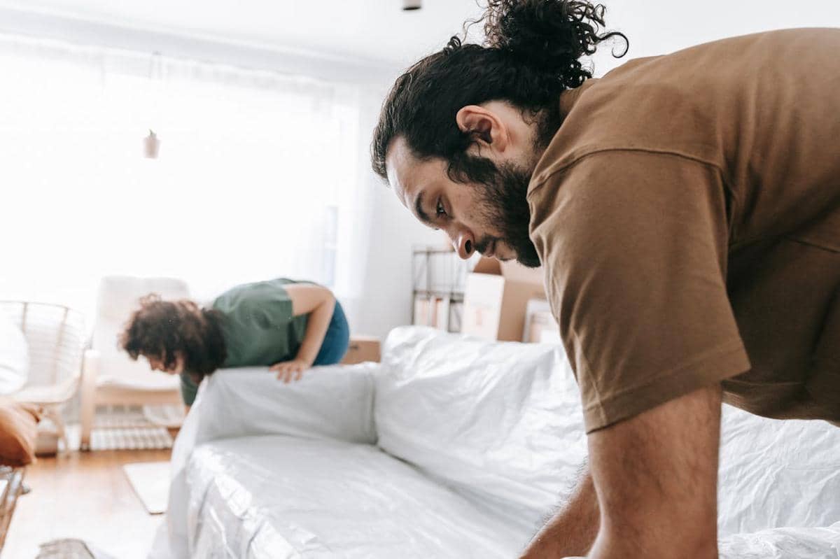 ilustrasi pasangan membersihkan rumah