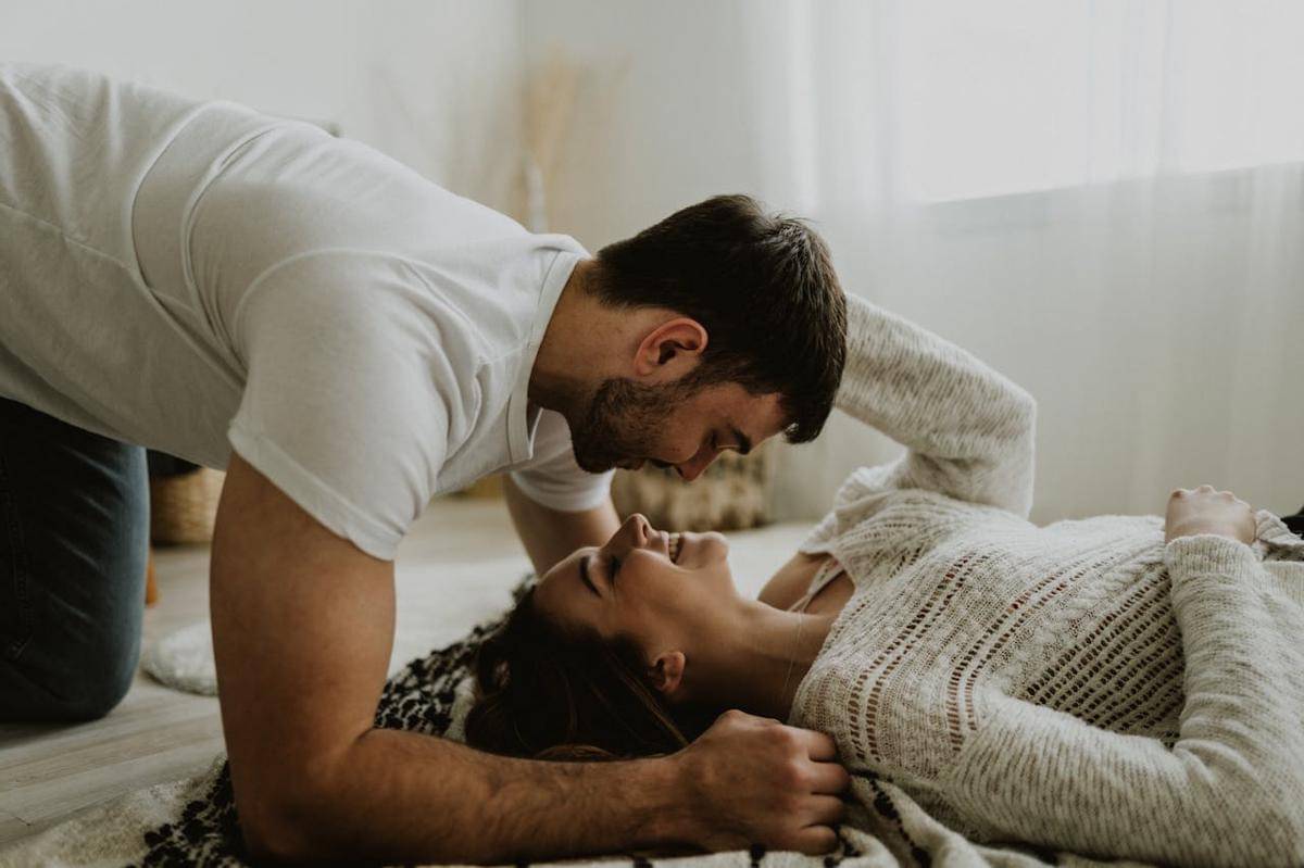 ilustrasi pasangan berbaring di tempat tidur (pexels.com/Potret Cody)