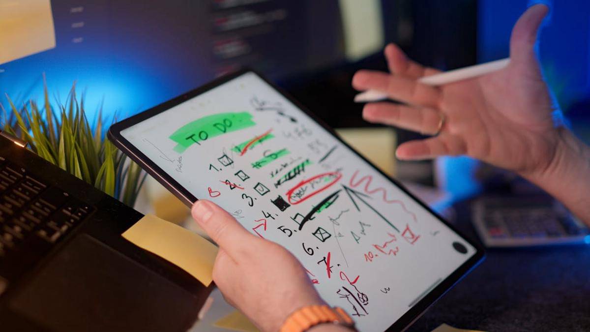 ilustrasi tablet dan stylus