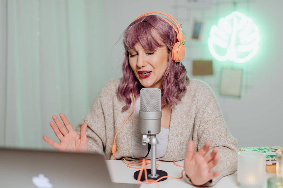 ilustrasi orang yang berprofesi sebagai podcaster (pexels.com/Photo By: Kaboompics.com)