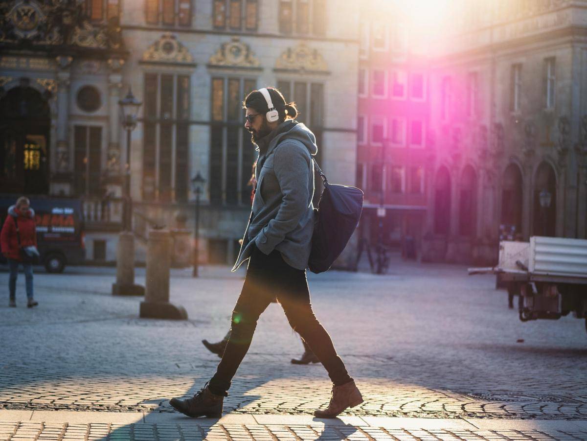 ilustrasi pria berjalan (pexels.com/Lukas Hartmann)