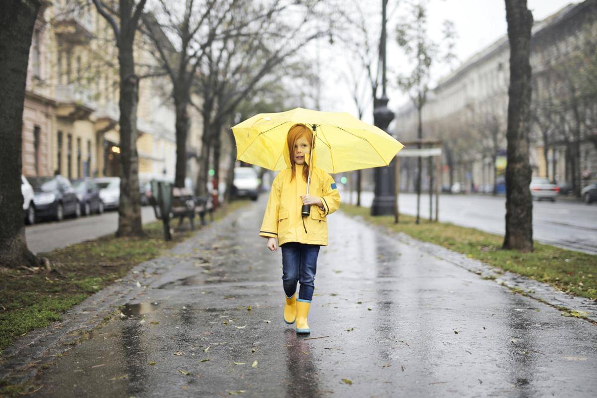 ilustrasi anak kecil berjalan saat hujan (pexels.com/Andrea Piacquadio)