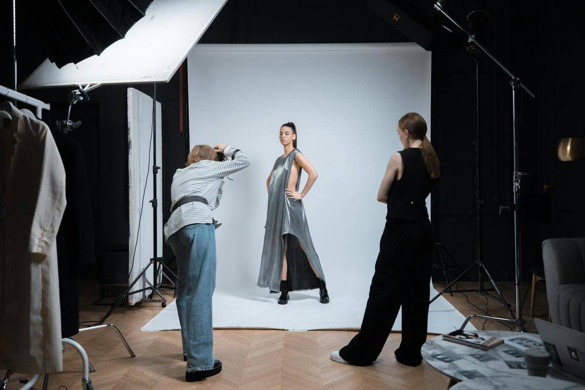 ilustrasi seorang fashion stylist mendampingi klien pemotretan (pexels.com/Ron Lach)