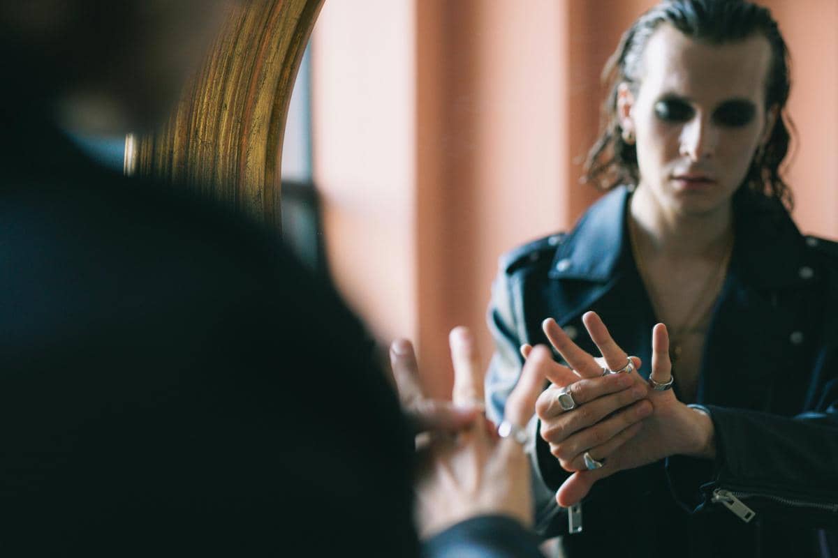 ilustrasi pria memakai cincin (pexels.com/SHVETS production)