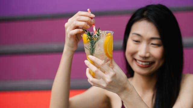 ilustrasi orang minum jus lemon (pexels.com/Timur Weber)