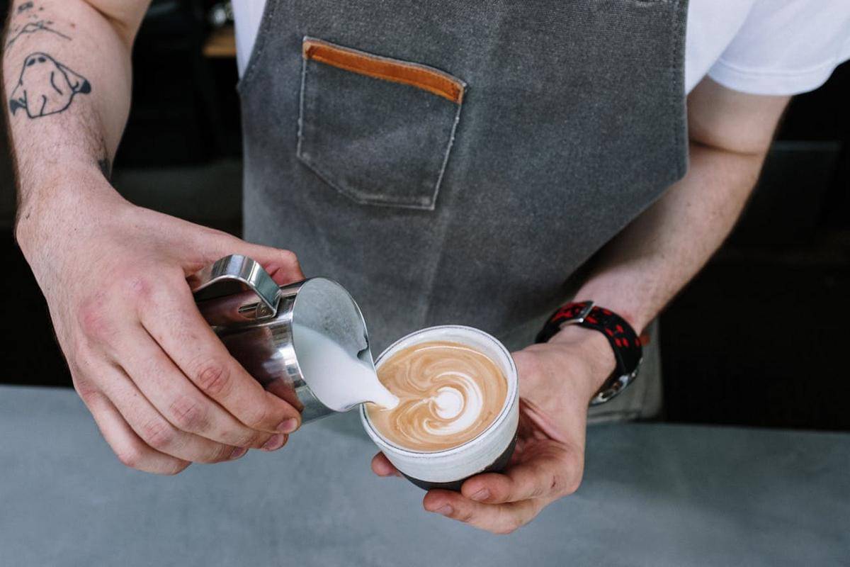 Potret barista membuat latte art (pexels.com/cottonbro)