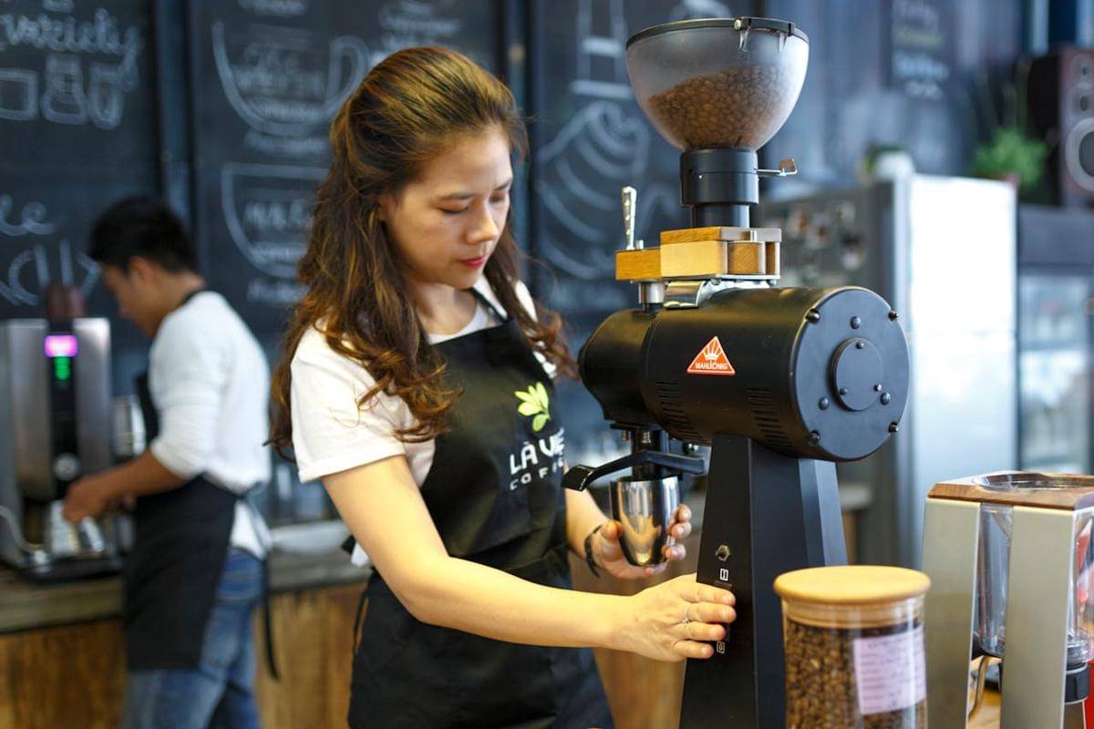 Potret orang grinding biji kopi (pexels.com/quang-nguyen-vinh)