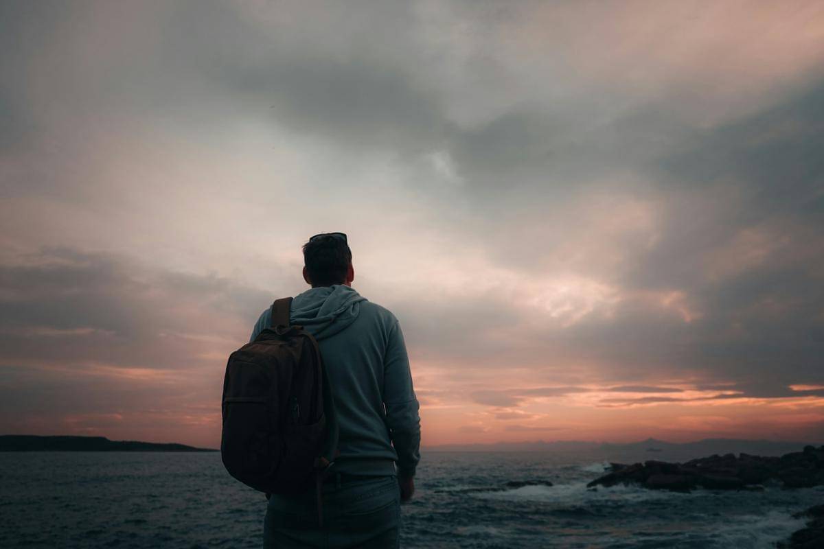 ilustrasi pria melakukan solo travelling (unsplash.com/stachmann)