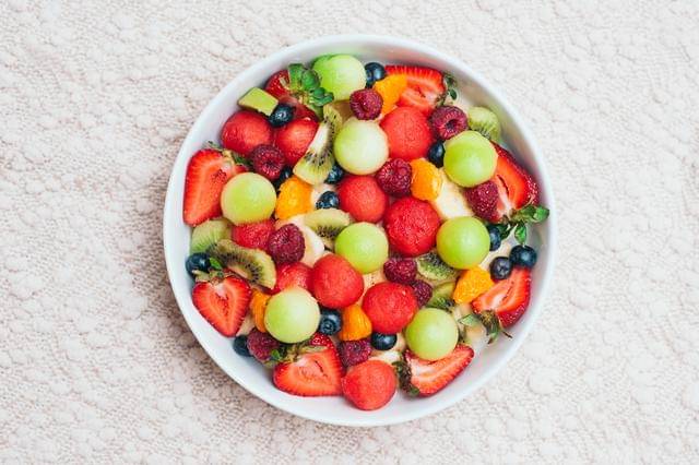 ilustrasi salad buah