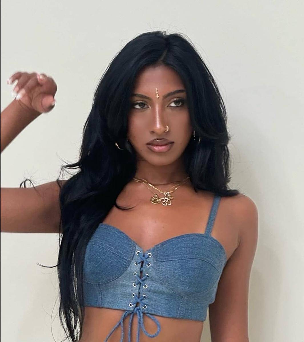 Ide makeup ala member KATSEYE (instagram.com/lararajj)