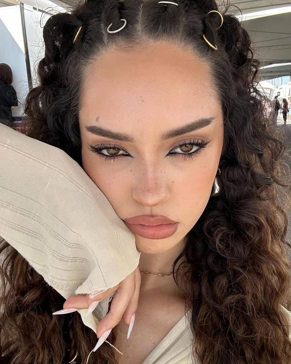 Ide makeup ala member KATSEYE (instagram.com/daniela_avanzini)