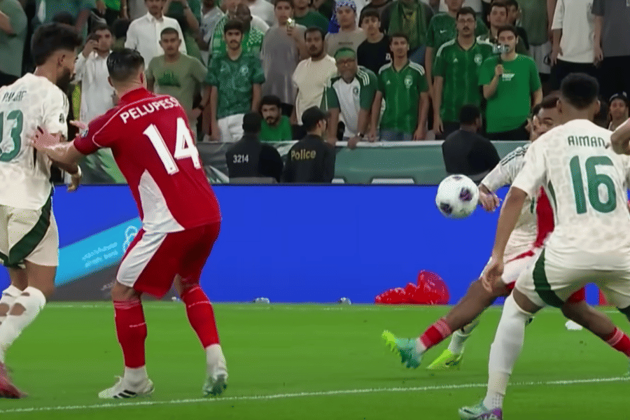Joey Pelupessy menempel ketat pemain Arab Saudi saat kedua tim di babak keempat Kualifikasi Piala Dunia 2026 (youtube.com/timnasindonesia)