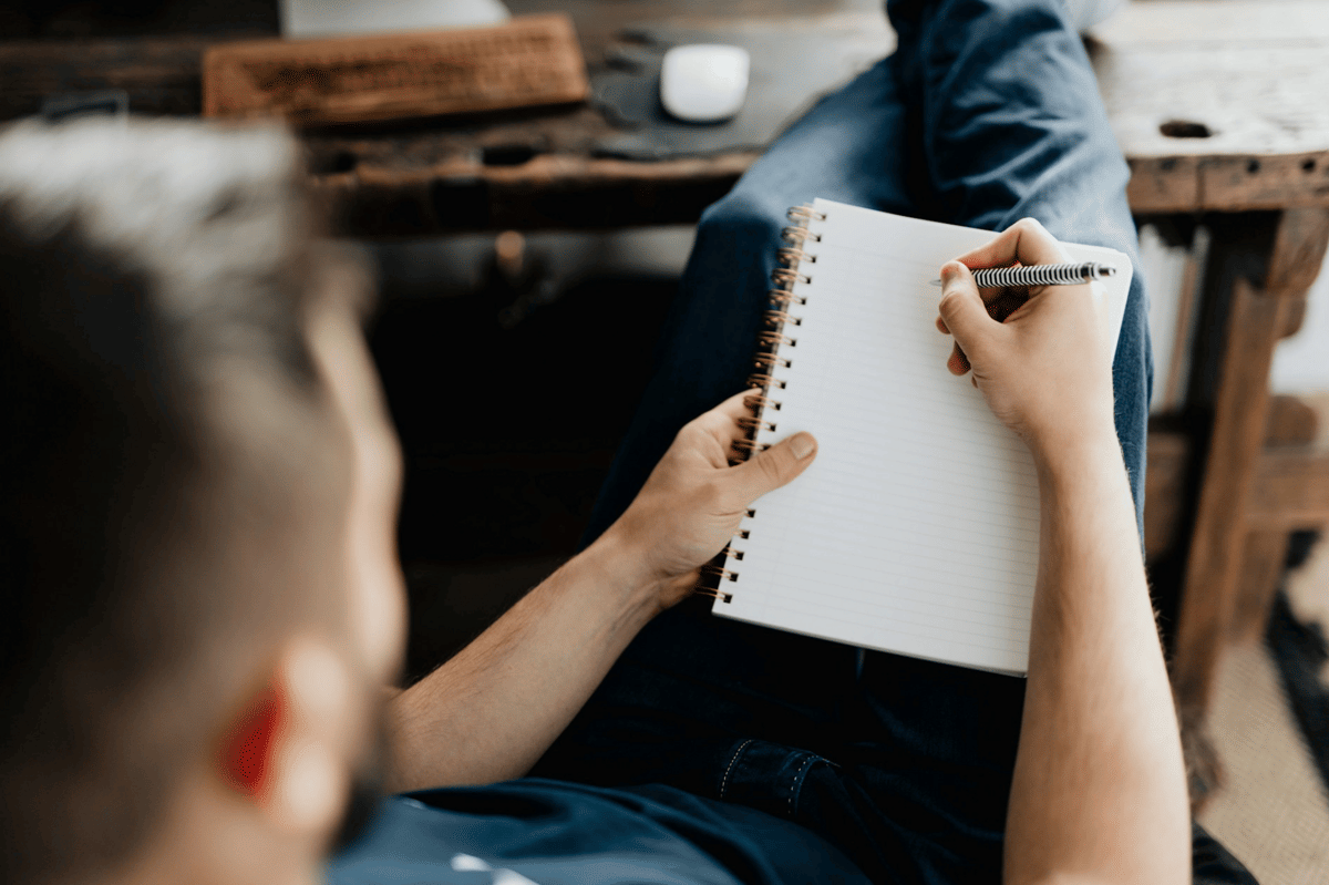 ilustrasi pria mencatat momen kecil (unsplash.com/deeezyfree)